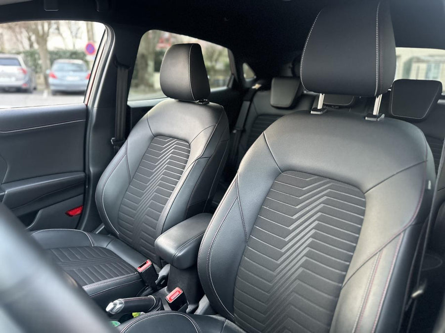 Front seat without built in armrests